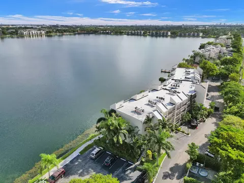 116 Lake Emerald #107, Oakland Park, FL 33309