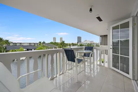 460 Paradise Isle #308, Hallandale Beach, FL 33009