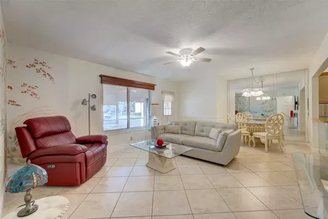 123 Lake Pine Cir #D1, Greenacres, FL 33463
