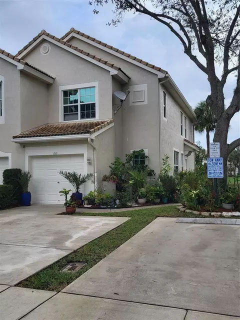 1121 Woodfield Ct, Greenacres, FL 33415