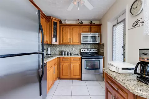 1000 NE 14th Ave #305, Hallandale Beach, FL 33009