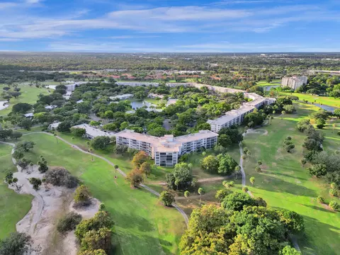 3800 Oaks Clubhouse Dr #411, Pompano Beach, FL 33069