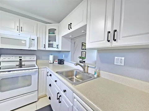 3531 NW 50th Ave #607, Lauderdale Lakes, FL 33319
