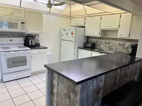 4880 NW 22nd #302, Lauderhill, FL 33313