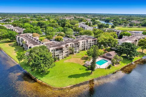 9440 Poinciana #415, Davie, FL 33324