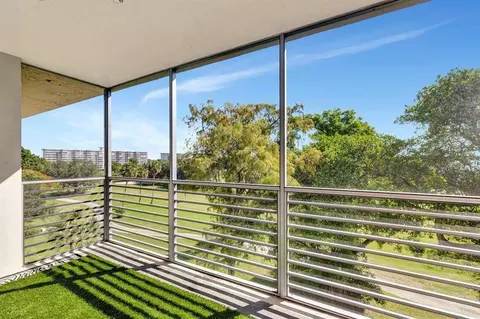3850 Oaks Clubhouse Dr #507, Pompano Beach, FL 33069
