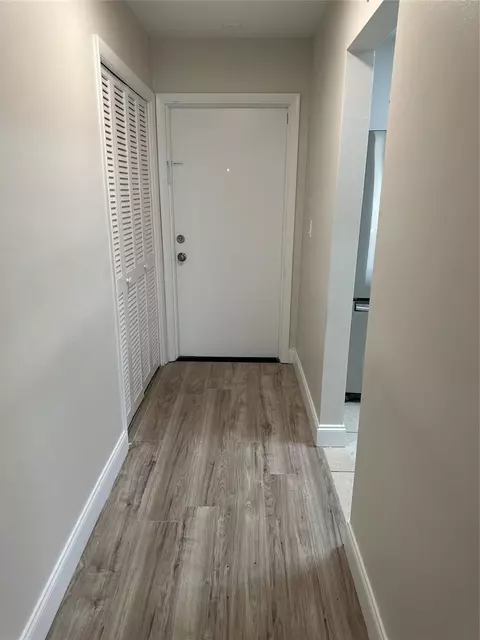 941 Crystal Lake Dr #201, Pompano Beach, FL 33064