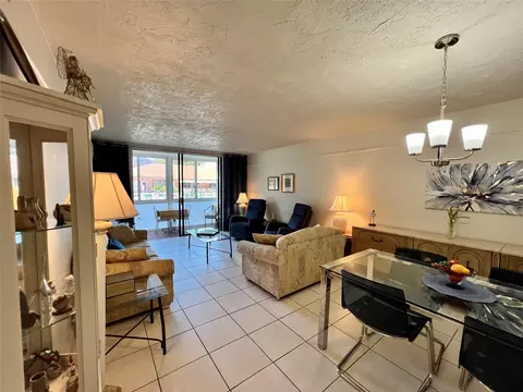 2811 Somerset #102, Lauderdale Lakes, FL 33311