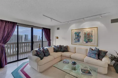 1000 W Island Blvd #2607, Aventura, FL 33160