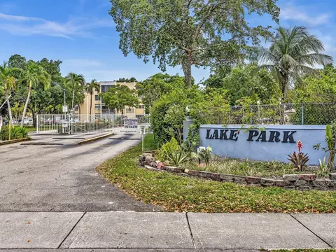 922 NE 199th St #1E, Miami, FL 33179