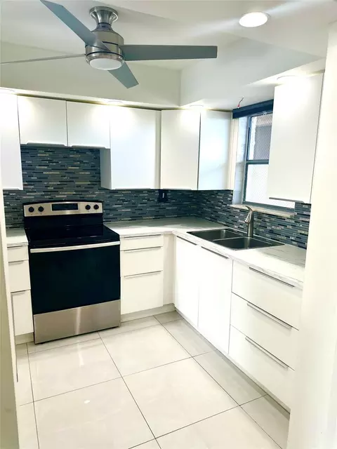 5900 NW 44th St #814, Lauderhill, FL 33319