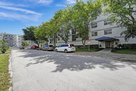 8950 NE 8th #213, Miami, FL 33138