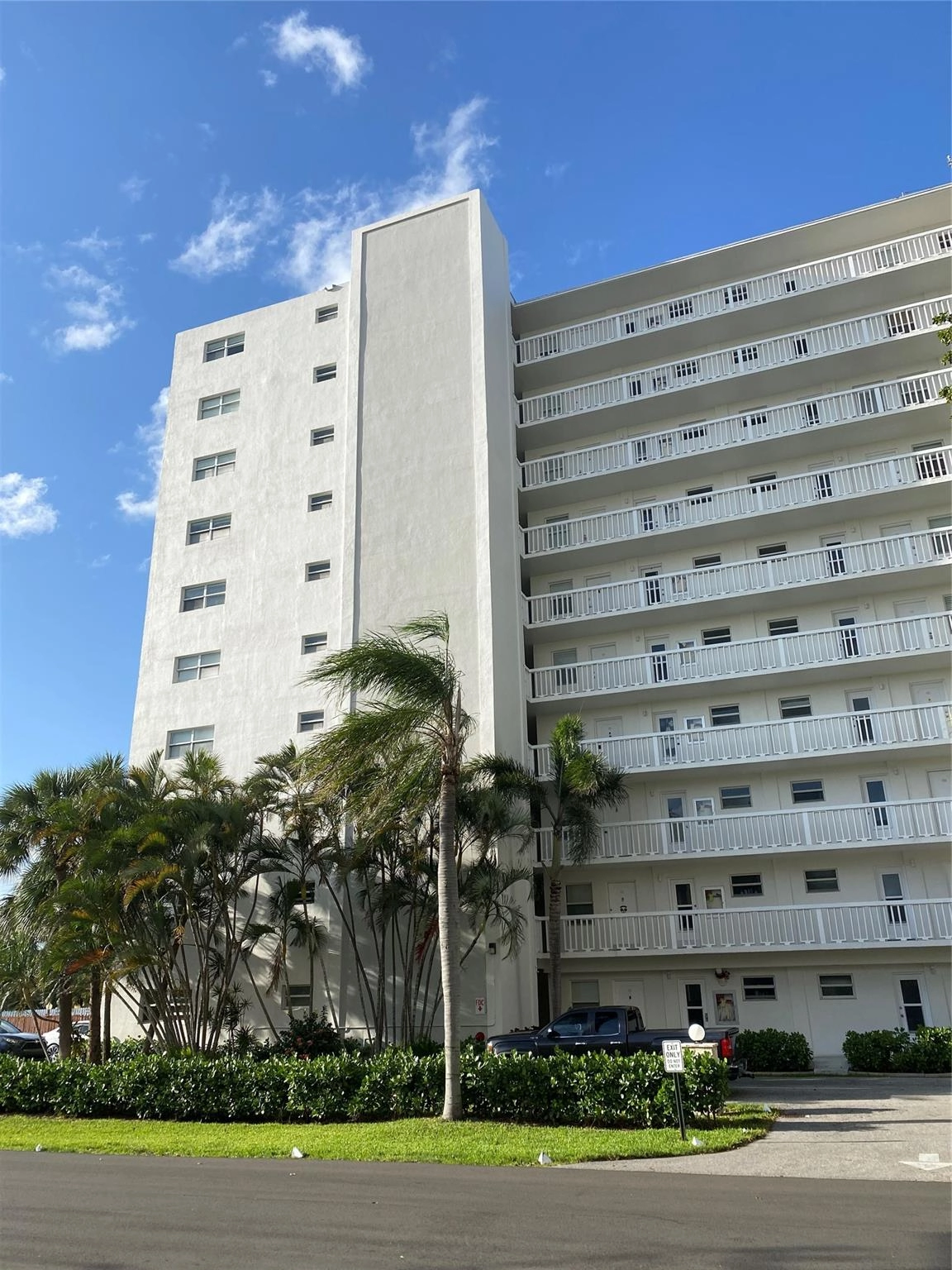 2555 NE 11th St Unit 101  