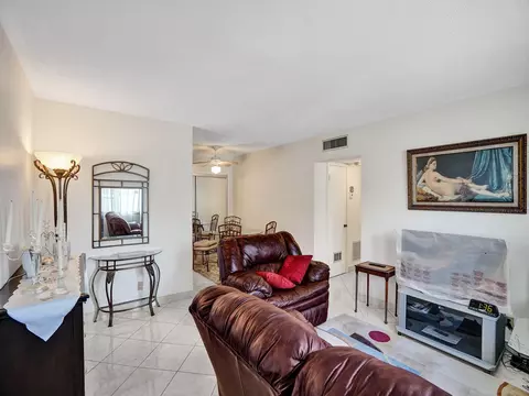 412 S Cypress #202, Pompano Beach, FL 33060