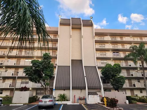 3100 W Rolling Hls #510, Davie, FL 33328