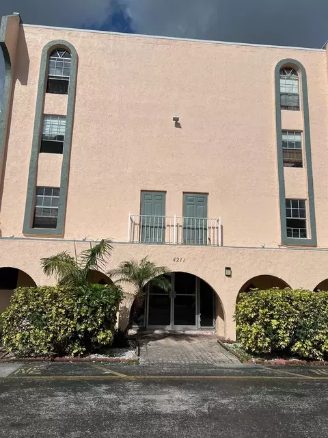 4211 NW 41st St #208, Lauderdale Lakes, FL 33319