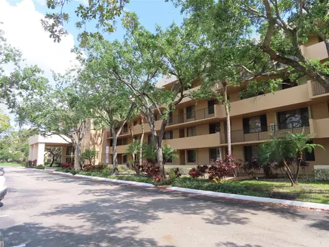 8592 W Sunrise #304, Plantation, FL 33322