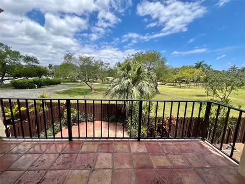 2211 NE 7th St #18, Hallandale Beach, FL 33009