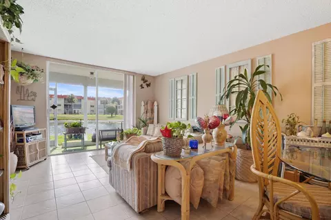 2800 Sunrise Lakes Dr #111, Sunrise, FL 33322