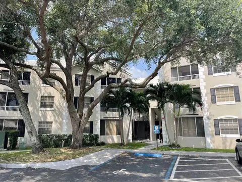 2850 N Oakland Frst #210, Oakland Park, FL 33309