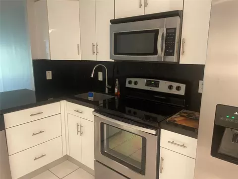 545 Oaks Ln #308, Pompano Beach, FL 33069