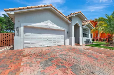 2287 NW 72nd Ter, Hollywood, FL 33024