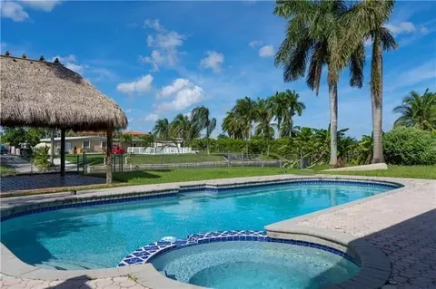 8165 NW 182nd St, Hialeah, FL 33015