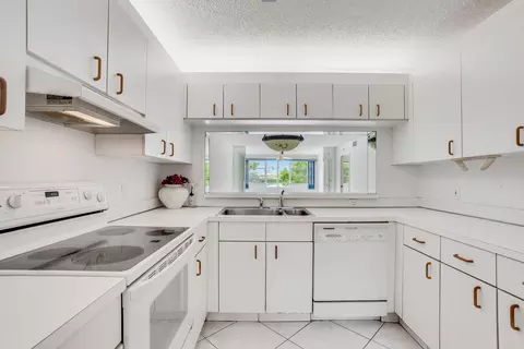 7428 N Devon Dr #207, Tamarac, FL 33321