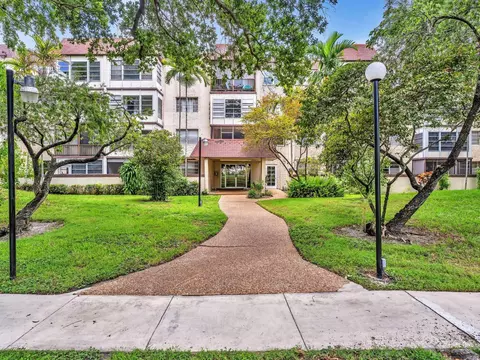1681 NW 70th #206, Plantation, FL 33313
