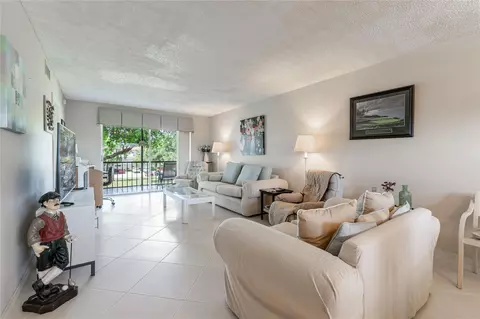 671 S Hollybrook Dr #306, Pembroke Pines, FL 33025