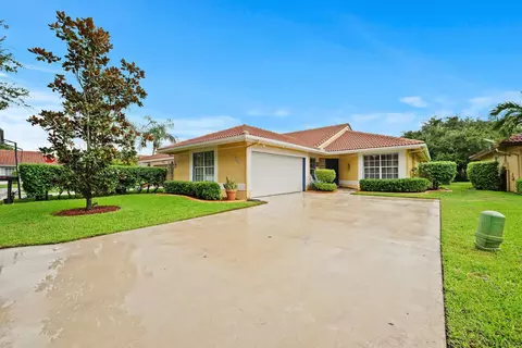 902 NW 104th Ln, Coral Springs, FL 33071