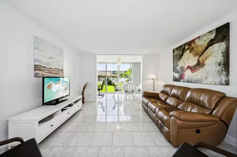 202 SE 10th St #103, Dania Beach, FL 33004