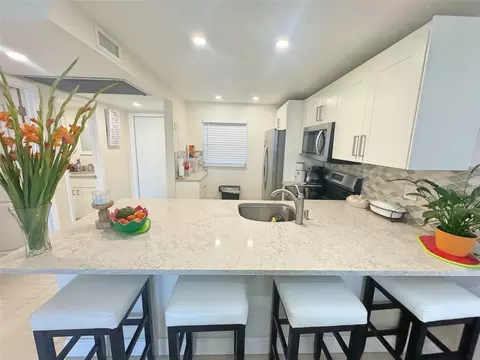 9440 Poinciana Pl #105, Davie, FL 33324