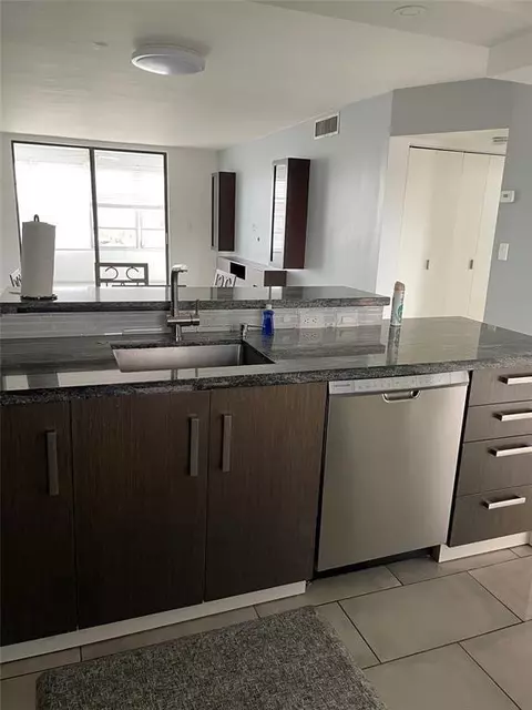 2850 Somerset Dr #404L, Lauderdale Lakes, FL 33311
