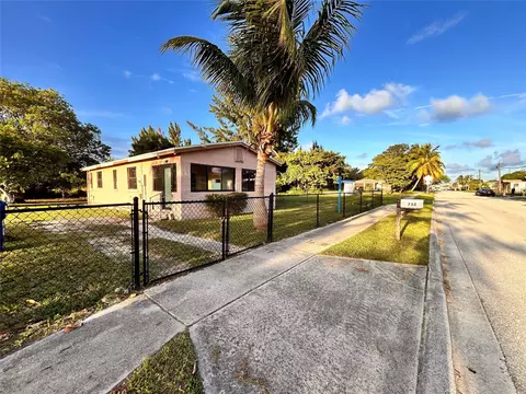752 W 10th St, Riviera Beach, FL 33404