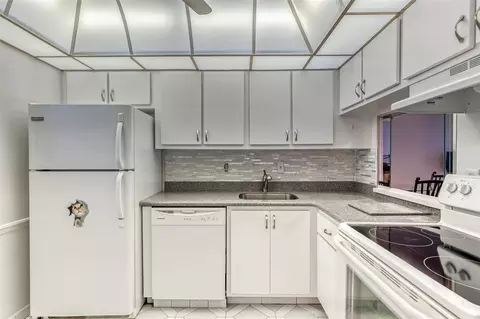3180 Holiday Springs Blvd #5-207, Margate, FL 33063