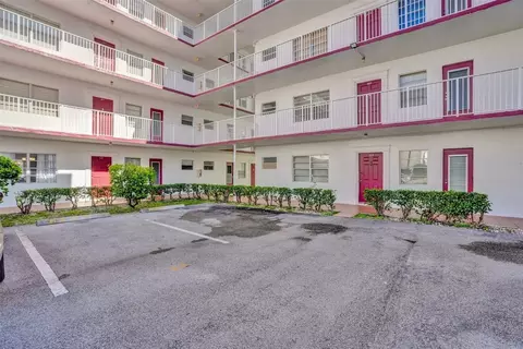 4270 NW 40th #111, Lauderdale Lakes, FL 33319