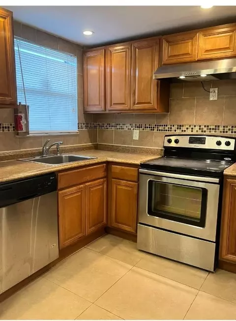 8200 Sunrise Lks #202, Sunrise, FL 33322