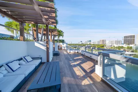 9521 E Bay Harbor Dr #305, Bay Harbor Islands, FL 33154