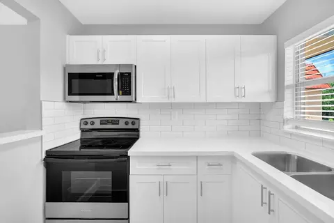 8891 Sunrise Lks #305, Sunrise, FL 33322