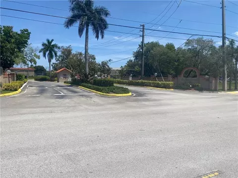 365 SW 86th #205, Pembroke Pines, FL 33025