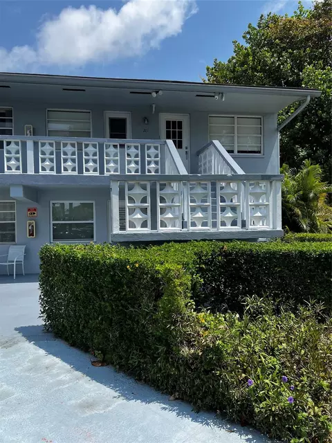 701 Pine Dr #211, Pompano Beach, FL 33060