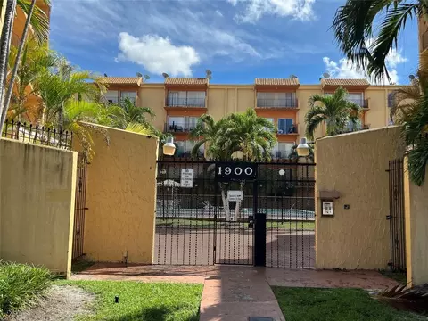 1900 W 54th St #105, Hialeah, FL 33012