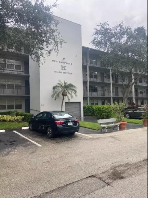 251 SW 132nd #308H, Pembroke Pines, FL 33027