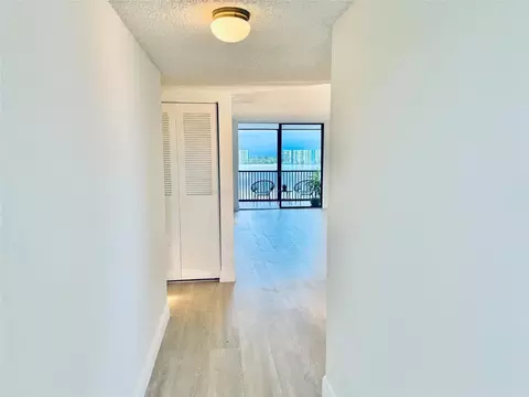 116 Lake Emerald Dr #308, Oakland Park, FL 33309
