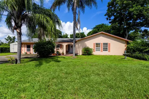 8153 SE Carlton St, Hobe Sound, FL 33455