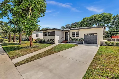 900 NE 147th St, Miami, FL 33161