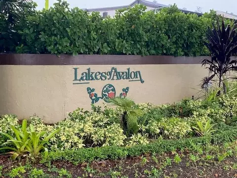 8165 NW 192nd St, Hialeah, FL 33015