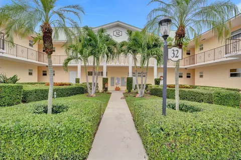32 Colonial Club Dr #202, Boynton Beach, FL 33435