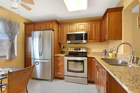 7760 NW 50th St #402, Lauderhill, FL 33351
